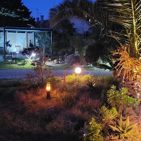 à Hyères, 20 M², Jardin Et Parking Privé